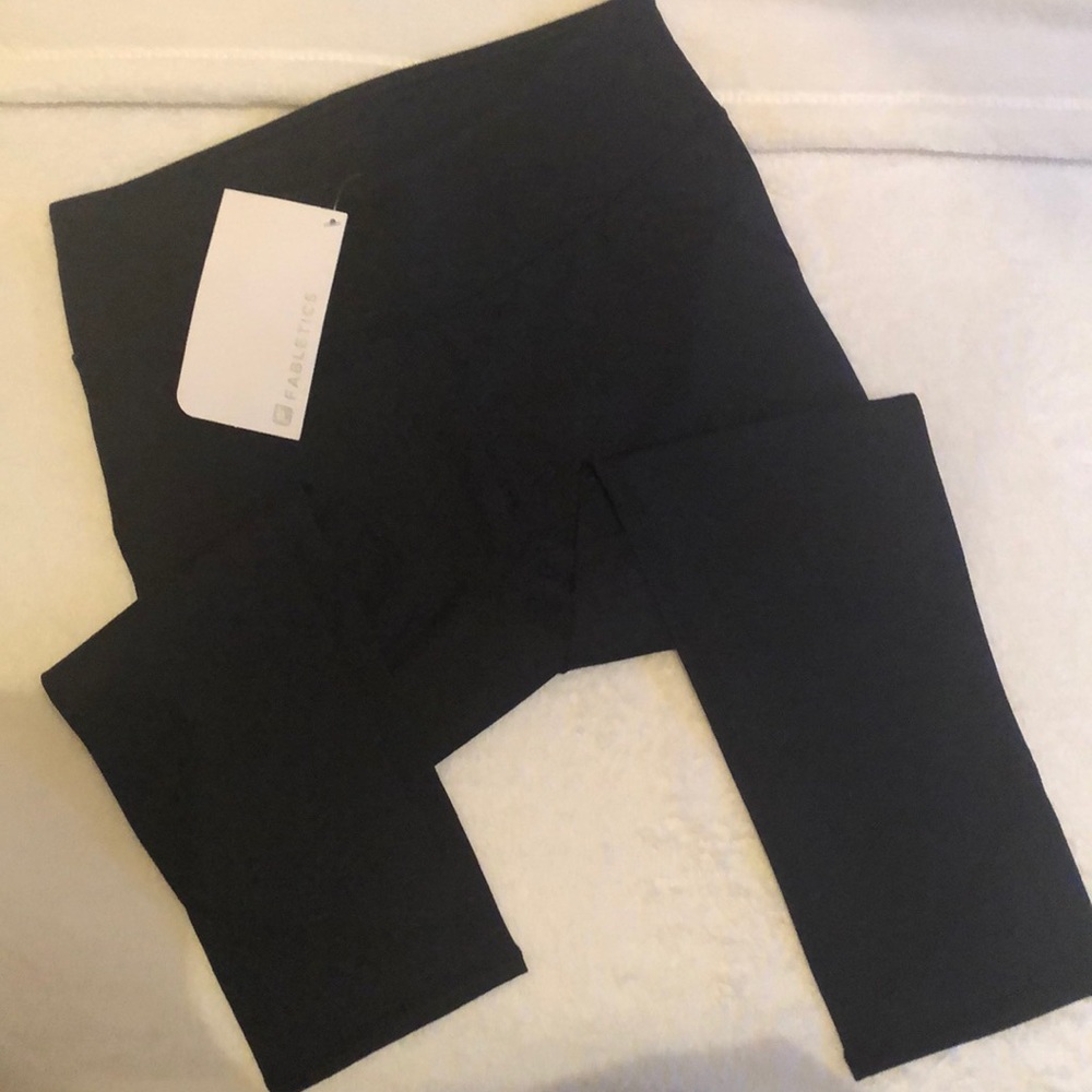 NWT - Fabletics Lima Capri Leggings XS